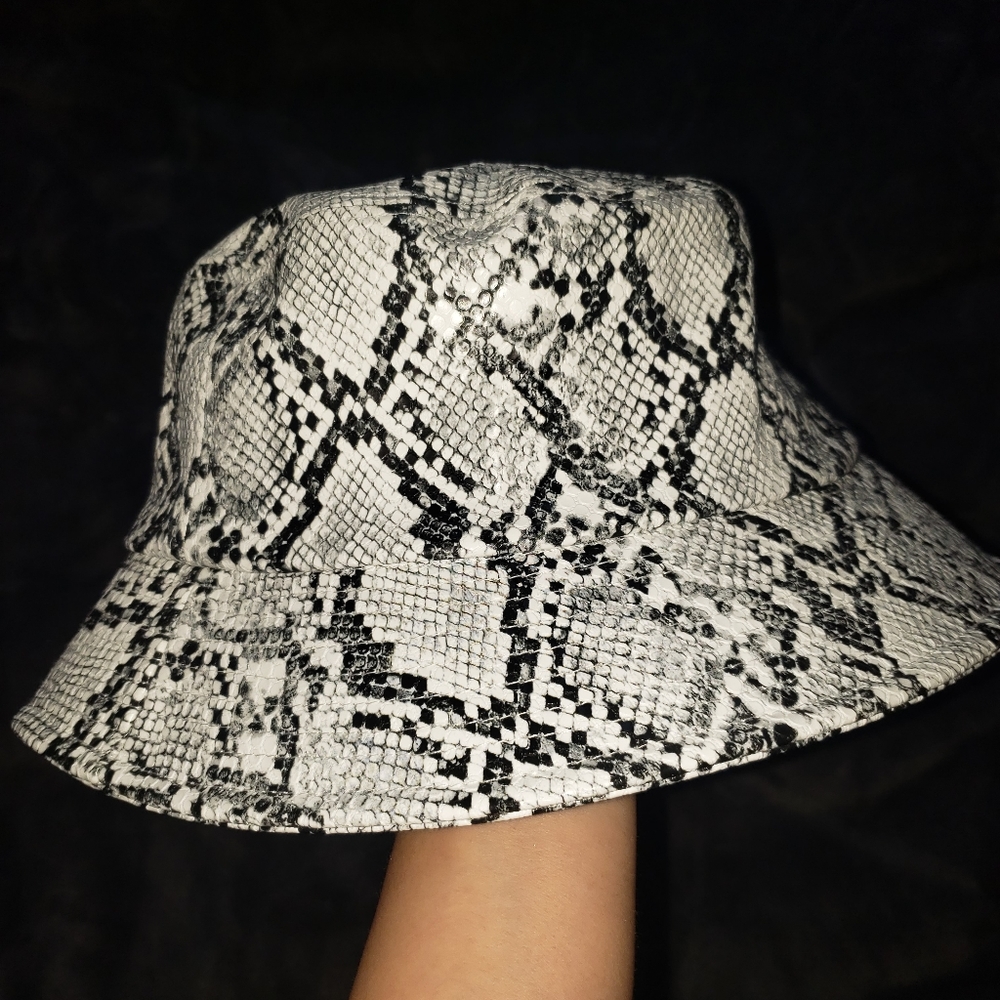 Bucket hat